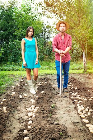 simsearch:6115-06732928,k - Young couple harvesting potatoes in vegetable garden Stock Photo - Premium Royalty-Free, Code: 6115-08100795