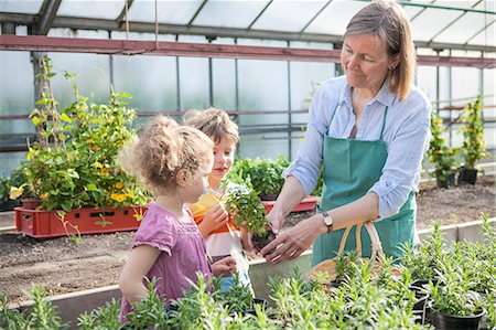 simsearch:649-07280682,k - Female gardener and children in greenhouse Photographie de stock - Premium Libres de Droits, Code: 6115-08239159