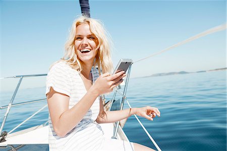 simsearch:6115-06733060,k - Young woman using smart phone on sailboat, Adriatic Sea Foto de stock - Sin royalties Premium, Código: 6115-08239689