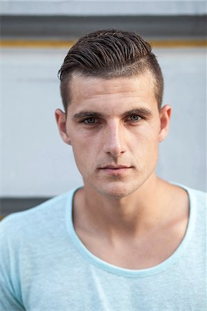 Portrait of young man with brown hair Photographie de stock - Premium Libres de Droits, Code: 6115-08239919