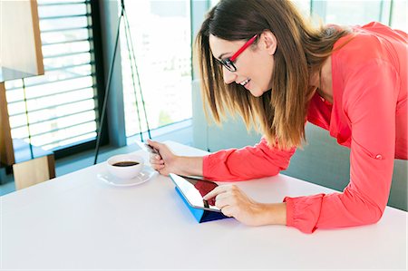 Woman in apartment shopping online with digital tablet Foto de stock - Sin royalties Premium, Código: 6115-08416156