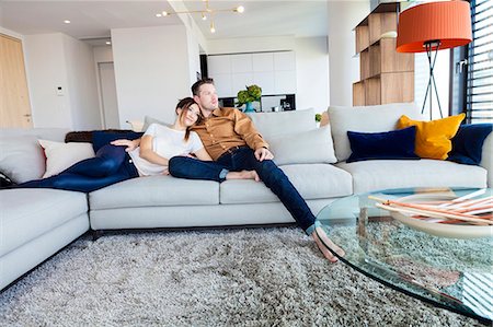 Couple relaxing in modern apartment Foto de stock - Sin royalties Premium, Código: 6115-08416177