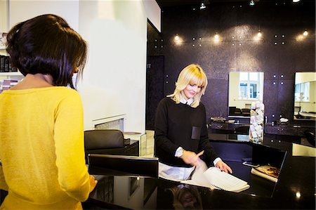 simsearch:6118-08660009,k - Customer and receptionist in hair salon Stock Photo - Premium Royalty-Free, Code: 6115-08416293