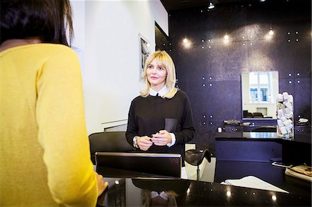 simsearch:6118-08660009,k - Customer and receptionist in hair salon Stock Photo - Premium Royalty-Free, Code: 6115-08416294