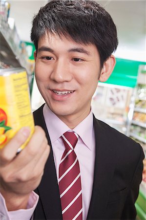 simsearch:656-03241003,k - Businessman looking at can in the  Supermarket Stock Photo - Premium Royalty-Free, Code: 6116-06938560