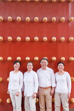 Group of mature people standing next to traditional Chinese door, portrait Photographie de stock - Premium Libres de Droits, Code: 6116-06939041
