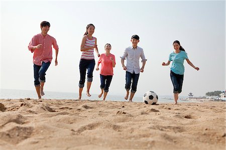 Young Friends Playing Soccer on the Beach Foto de stock - Sin royalties Premium, Código: 6116-06939066