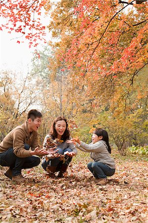 simsearch:6113-06909382,k - Family throwing leaves in the park in the autumn Stock Photo - Premium Royalty-Free, Code: 6116-06939268