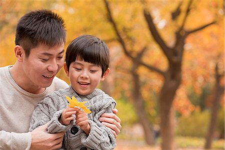 father son study - Father and son looking at leaf in the park in the autumn Stock Photo - Premium Royalty-Free, Code: 6116-06939279