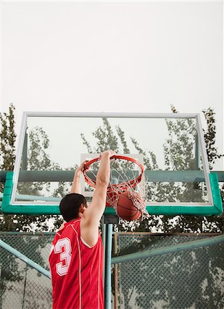 Slam dunk by young man Foto de stock - Sin royalties Premium, Código: 6116-06939340