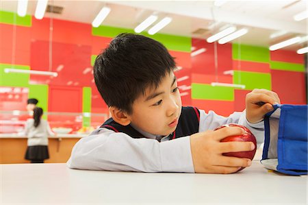 simsearch:6116-06939469,k - School boy checking lunch bag in school cafeteria Photographie de stock - Premium Libres de Droits, Code: 6116-06939459