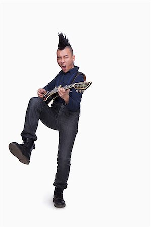 Young man with punk Mohawk playing guitar Photographie de stock - Premium Libres de Droits, Code: 6116-07085109