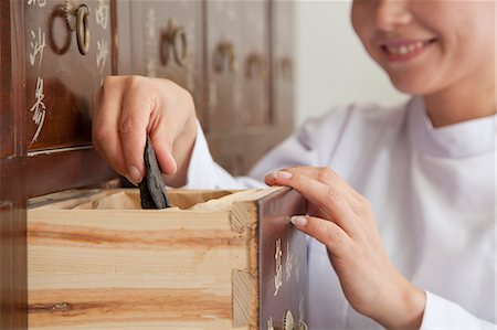 simsearch:694-03331631,k - Doctor Taking Herb Used for Traditional Chinese Medicine Out of a Drawer Stock Photo - Premium Royalty-Free, Code: 6116-07085629