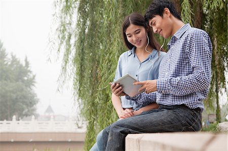 Couple Looking at Tablet Together Foto de stock - Sin royalties Premium, Código: 6116-07085776