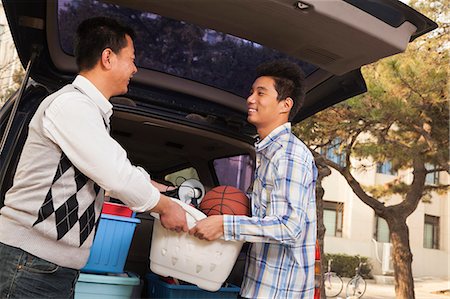 family series - Father and son unpacking car for college Foto de stock - Sin royalties Premium, Código: 6116-07086140