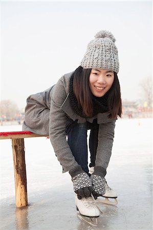 Young woman putting on ice skate, Beijing Foto de stock - Sin royalties Premium, Código: 6116-07086491