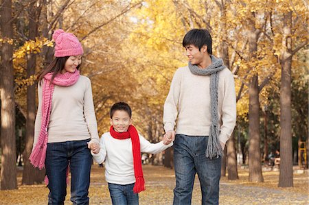 fall mother leaves - Happy Family in the Park in Autumn Stock Photo - Premium Royalty-Free, Code: 6116-07235469