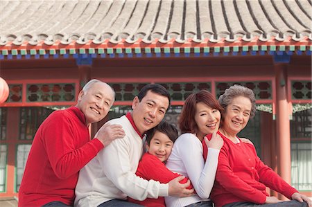 simsearch:6116-07236315,k - Multi-generation Family in Traditional Chinese Courtyard Foto de stock - Sin royalties Premium, Código: 6116-07235558