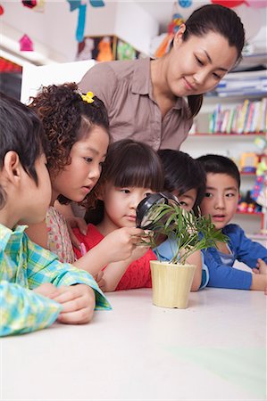 simsearch:6116-06939469,k - Students Looking at Plant with a Magnifying Glass Photographie de stock - Premium Libres de Droits, Code: 6116-07235604