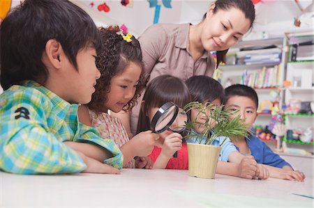 simsearch:6116-06939469,k - Students Looking at Plant with a Magnifying Glass Photographie de stock - Premium Libres de Droits, Code: 6116-07235605