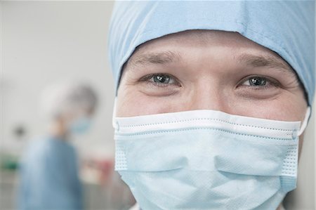 surgical gown - Portrait of surgeon with surgical mask and surgical cap in the operating room Photographie de stock - Premium Libres de Droits, Code: 6116-07236083