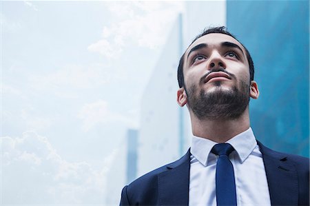 Portrait of serious young businessman, outdoors, business district Foto de stock - Sin royalties Premium, Código: 6116-07236288