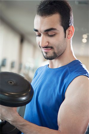 simsearch:400-04148009,k - Portrait of young muscular man lifting weights in the gym Photographie de stock - Premium Libres de Droits, Code: 6116-07236342