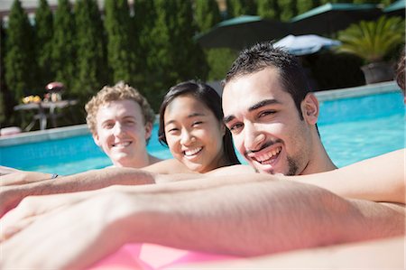 simsearch:6113-07146985,k - Portrait of four friends in the pool with an inflatable raft Foto de stock - Sin royalties Premium, Código: 6116-07236329