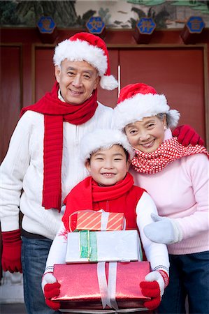 simsearch:6116-07235720,k - Family holding Christmas Gifts Stock Photo - Premium Royalty-Free, Code: 6116-08311917