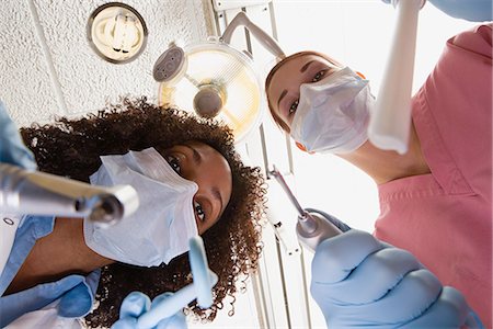 simsearch:649-07280884,k - Low angle view of dentist and dental nurse Foto de stock - Sin royalties Premium, Código: 6116-08915570