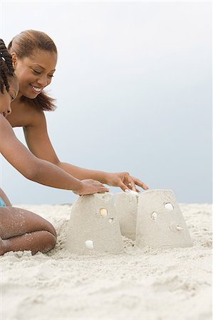 simsearch:400-04423521,k - Mother and daughter making sandcastles Photographie de stock - Premium Libres de Droits, Code: 6116-08915823