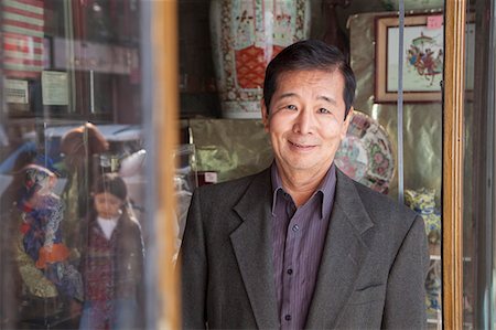 self-employed (male) - Asian family in front of store Stock Photo - Premium Royalty-Free, Code: 6116-08916010