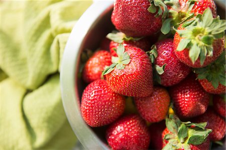 simsearch:6118-07441027,k - On The Farm. A Bowl Of Freshly Picked Organic Fruits, Strawberries. Photographie de stock - Premium Libres de Droits, Code: 6118-07121823