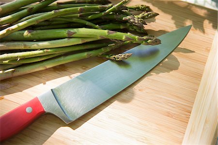 simsearch:6118-07441027,k - On The Farm. A Chopping Board And Sharp Kitchen Knife. A Bunch Of Freshly Picked Organic Asparagus. Photographie de stock - Premium Libres de Droits, Code: 6118-07121824