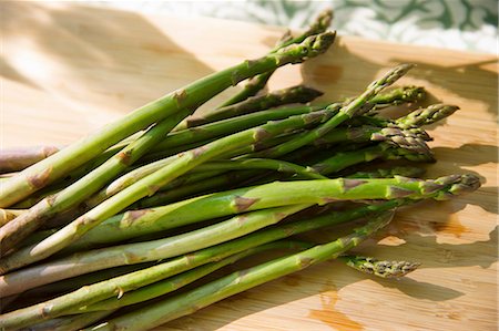 simsearch:6118-07441027,k - On The Farm. A Chopping Board And Sharp Kitchen Knife. A Bunch Of Freshly Picked Organic Asparagus. Photographie de stock - Premium Libres de Droits, Code: 6118-07121825