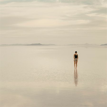 Woman Standing On The Flooded Bonneville Salt Flats, At Dusk. Foto de stock - Sin royalties Premium, Código: 6118-07122082