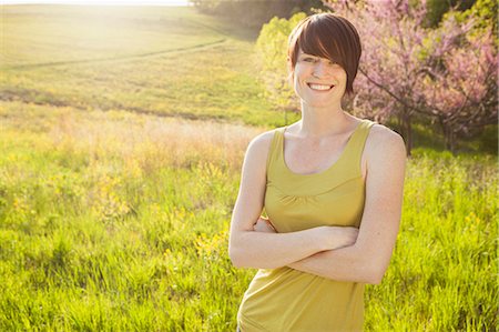 simsearch:6118-07122740,k - Young Woman In Grassy Field In Spring. Photographie de stock - Premium Libres de Droits, Code: 6118-07122734