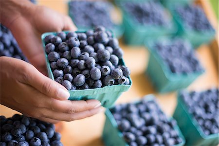 single geometric shape - Organic fruit displayed on a farm stand. Blueberries in punnets. Stock Photo - Premium Royalty-Free, Code: 6118-07203017