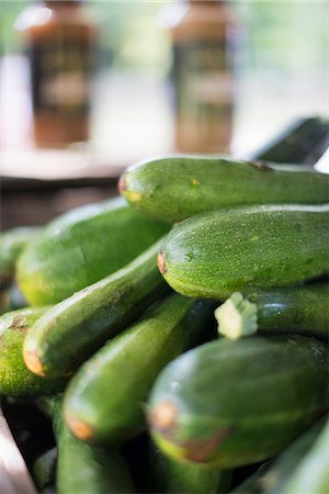 simsearch:6118-07441027,k - Organic vegetables on a farm stand. Piles of fresh courgettes. Photographie de stock - Premium Libres de Droits, Code: 6118-07203015