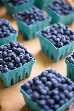 Organic fruit displayed on a farm stand. Blueberries in punnets. Photographie de stock - Premium Libres de Droits, Code: 6118-07203016