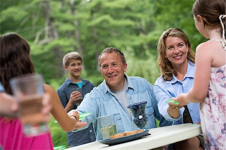 Organic Farm. An outdoor family party and picnic. Adults and children. Foto de stock - Sin royalties Premium, Código: 6118-07203104