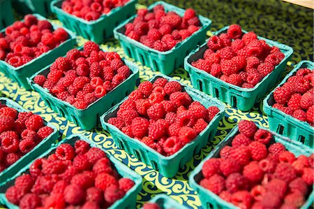 simsearch:6118-07441027,k - A farm stand, with displays of punnets of fresh berry fruits. Raspberries Photographie de stock - Premium Libres de Droits, Code: 6118-07203282