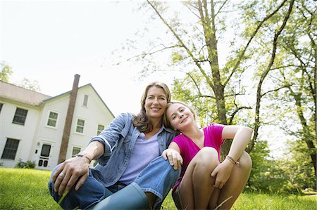 A family summer gathering at a farm. A shared meal, a homecoming. Foto de stock - Sin royalties Premium, Código: 6118-07235053