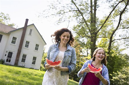 A family summer gathering at a farm. A shared meal, a homecoming. Foto de stock - Sin royalties Premium, Código: 6118-07235039