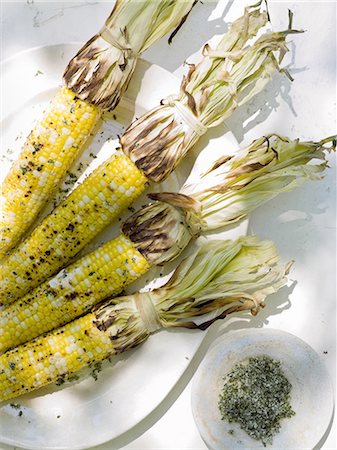 simsearch:6118-07354433,k - A buffet table set up in a garden for al  fresco meal. Sweetcorn, grilled corn on the cob. Stock Photo - Premium Royalty-Free, Code: 6118-07351790