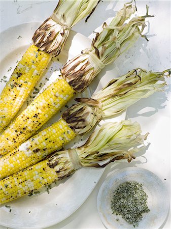 simsearch:6118-07354433,k - A buffet table set up in a garden for al  fresco meal. Sweetcorn, corn on the cob. Stock Photo - Premium Royalty-Free, Code: 6118-07351791