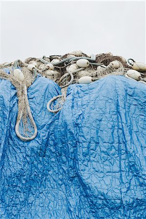 simsearch:6118-08910527,k - A blue tarpaulin covering stacked commercial fishing nets on the dockside at Fisherman's Wharf, Seattle. Foto de stock - Sin royalties Premium, Código: 6118-07352676