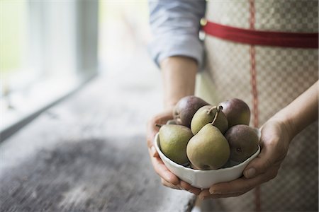 simsearch:6118-07354433,k - A person holding a bowl of organic fruits, pears. Stock Photo - Premium Royalty-Free, Code: 6118-07352633