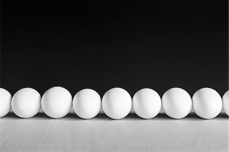 simsearch:6118-07354031,k - Row of white, free range, organic eggs, black background Stock Photo - Premium Royalty-Free, Code: 6118-07353323