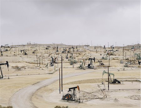 pump jack - Oil rigs and wells in the Midway-Sunset shale oil fields, the largest in California Stock Photo - Premium Royalty-Free, Code: 6118-07353516